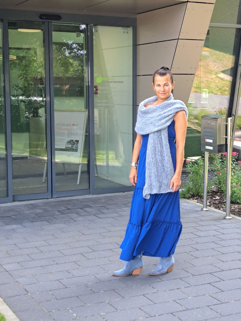 Stola hellblau mit blauem kleid