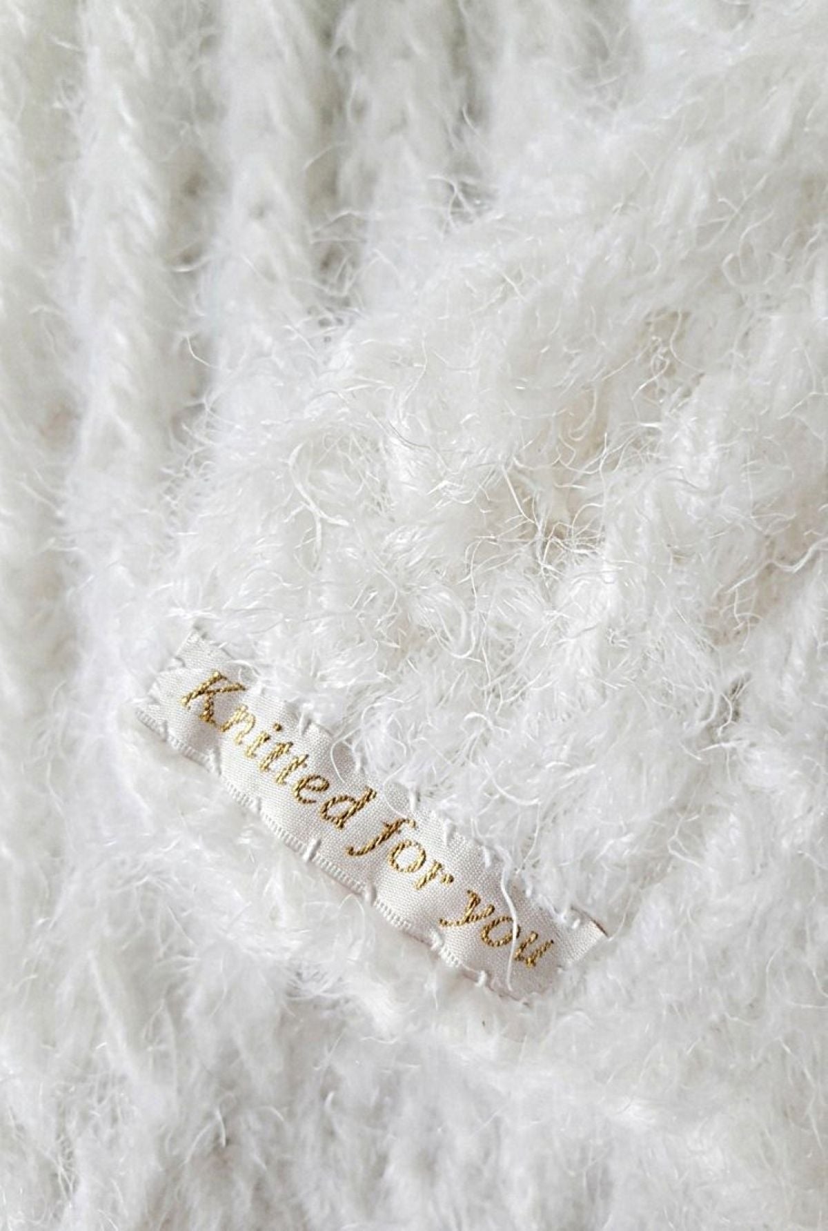 Kuschelschal cozywinter aus weicher Wolle in weiß handgestrickt von Beemohr