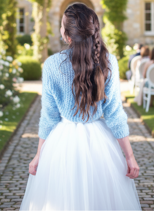 Braut vor romantischer Kulisse mit Bolero