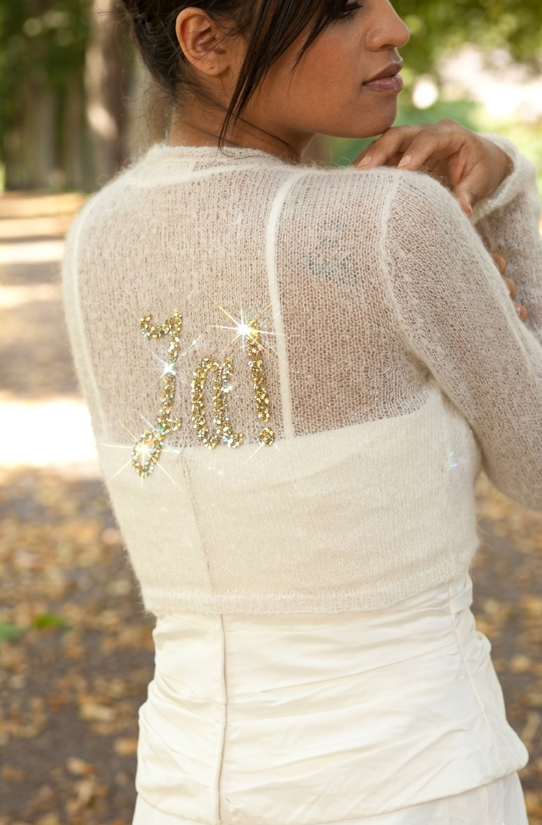 Schrift glitzer gold JA auf Strickjacke
