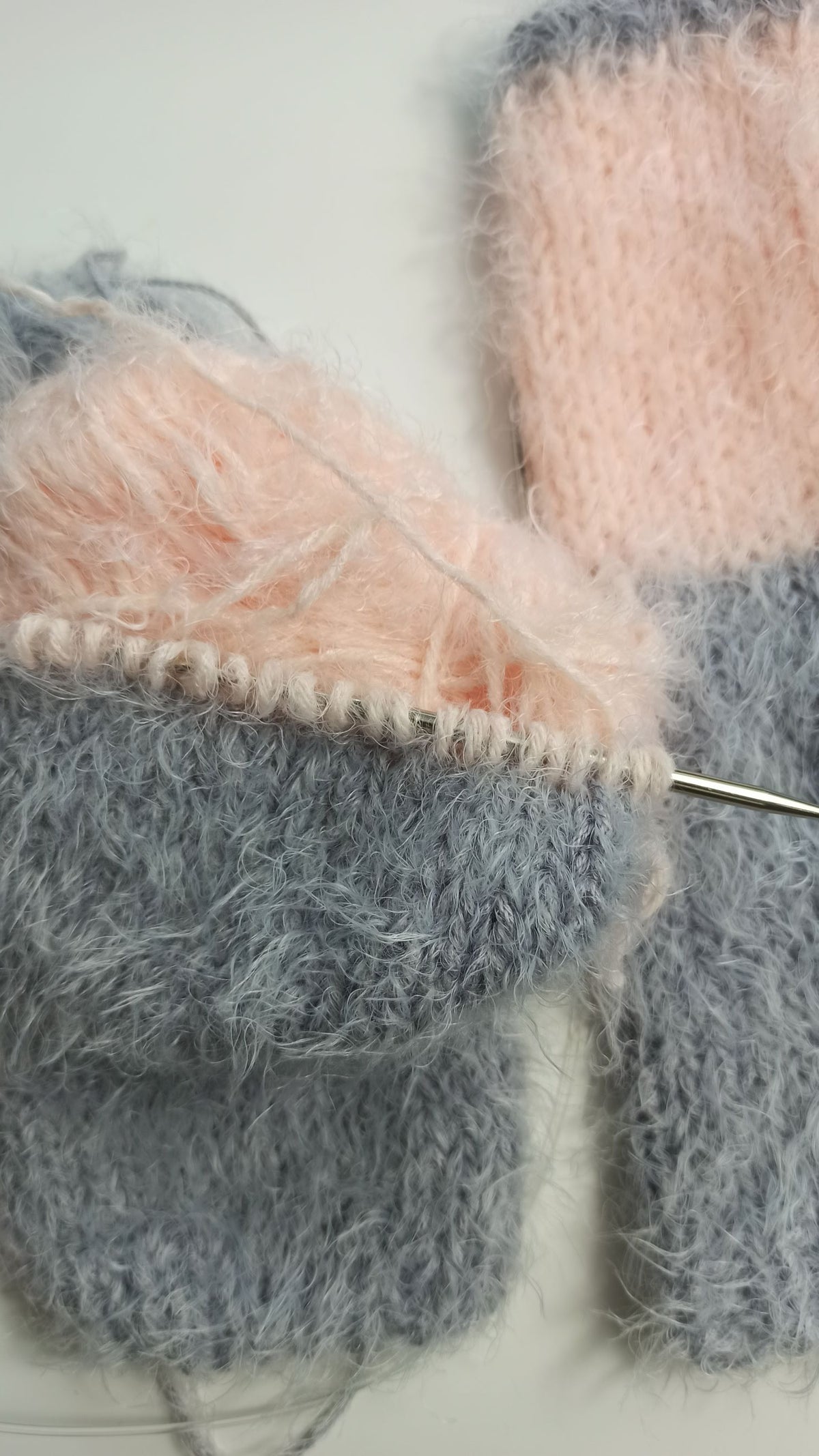 Stulpen in rosa und grau stricken
