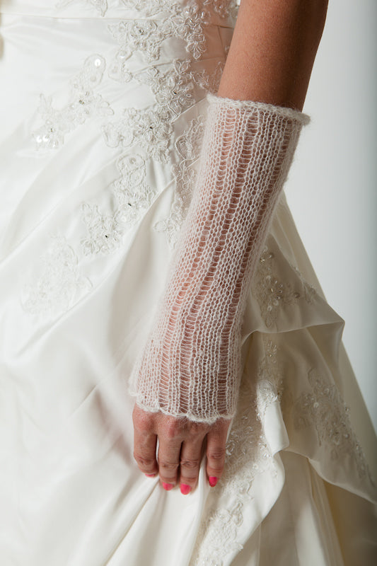Strickanleitung Lace Stulpen aus Mohair, Baby Alpaka oder Kaschmir gestrickt für Bräute - Beemohr