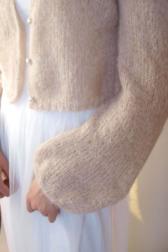 Strickjacke PIA mit weitem Ballonarm handgestrickt in puder, hellgrau, rosa und leichtem blau - Beemohr