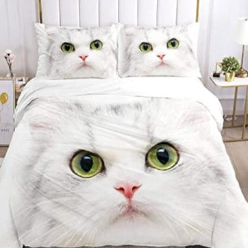 Weiße Katze mit grünen Augen auf Bettbezug