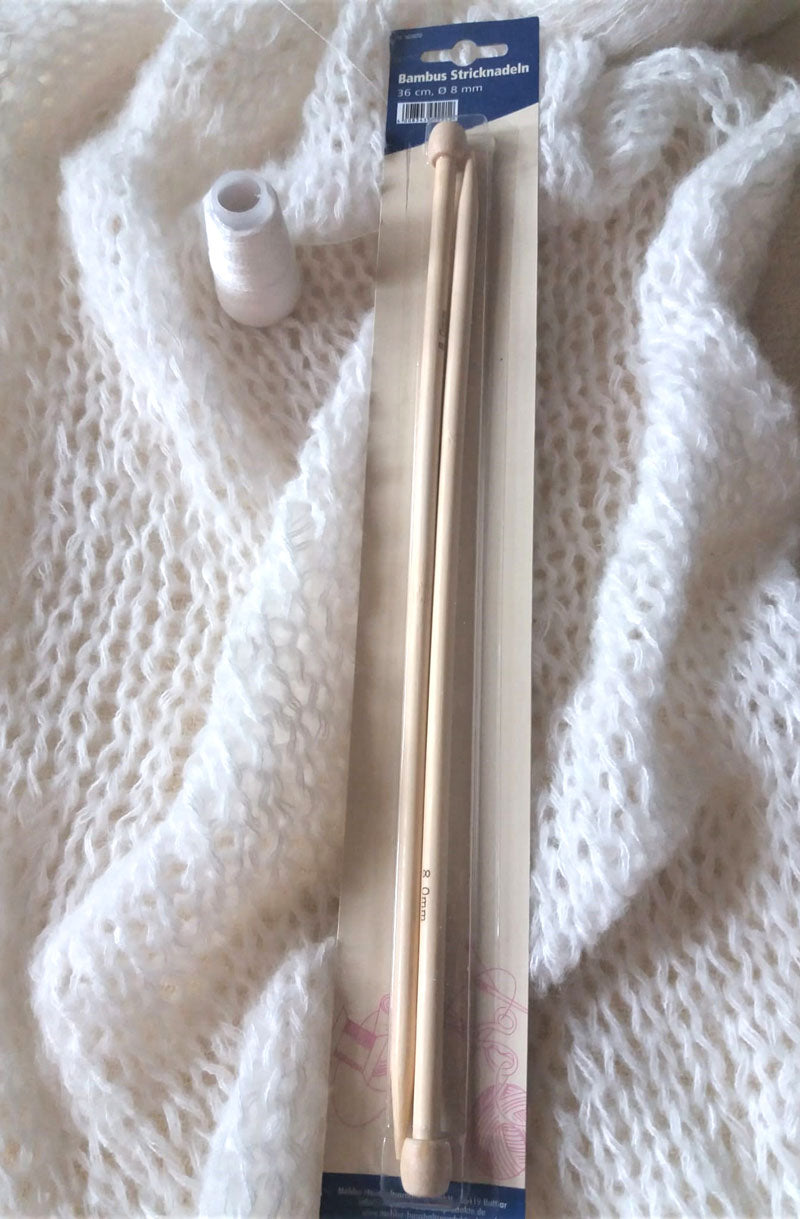 Stricknadeln aus Holz für einen Schal