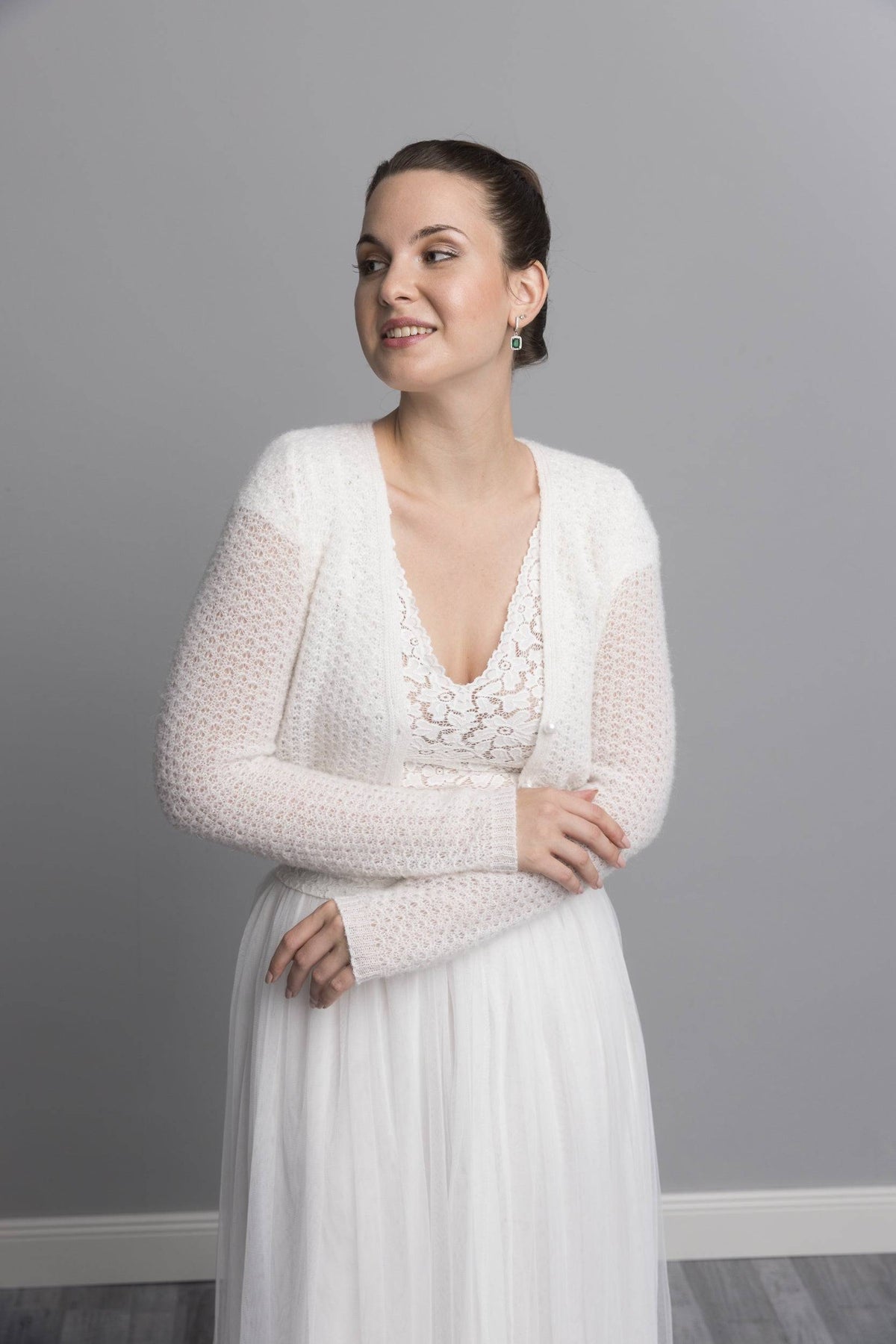 Bolero MIA im Lacemuster gestrickt mit Knöpfen aus edler weicher Wolle - Beemohr