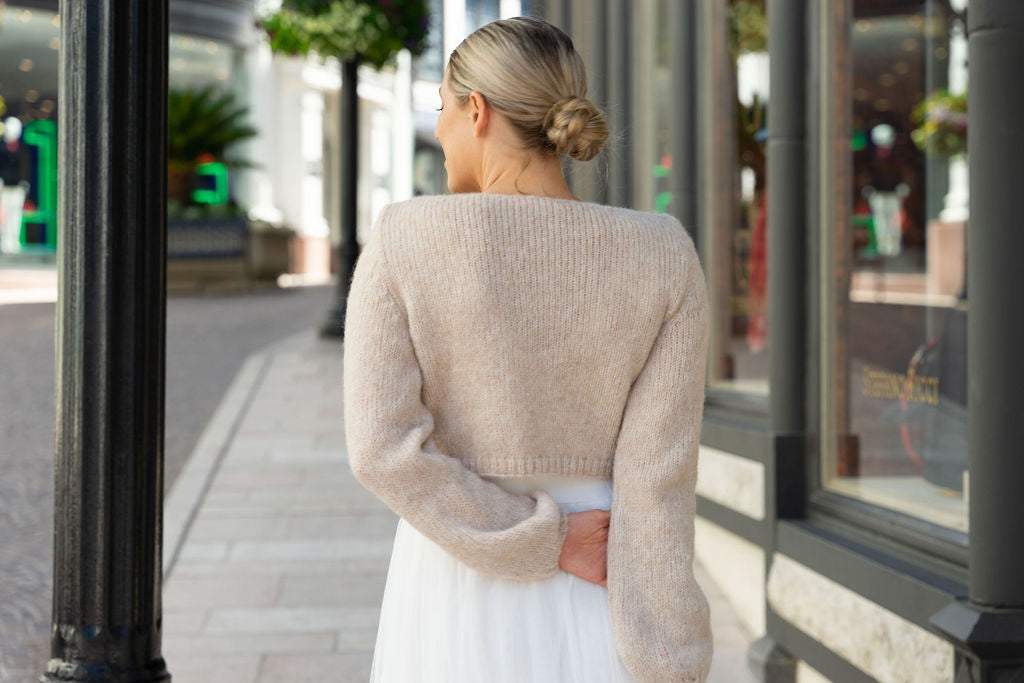 Strickjacke PIA mit weitem Ballonarm handgestrickt in puder, hellgrau, rosa und leichtem blau - Beemohr