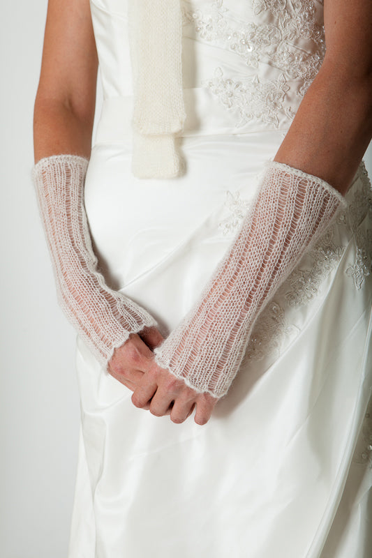 Strickanleitung Lace Stulpen aus Mohair, Baby Alpaka oder Kaschmir gestrickt für Bräute - Beemohr