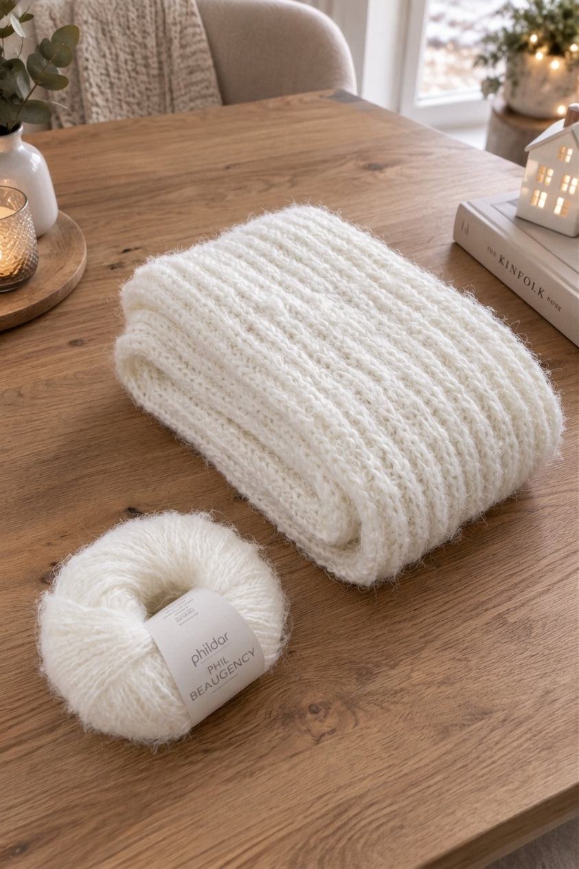 Schal cozywinter aus weicher Wolle handgestrickt von Beemohr in weiß
