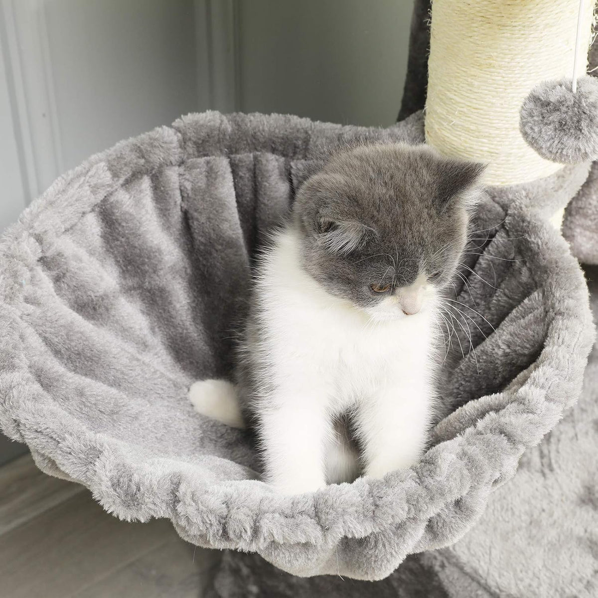 XXL Katzenbaum in grau für Kätzchen