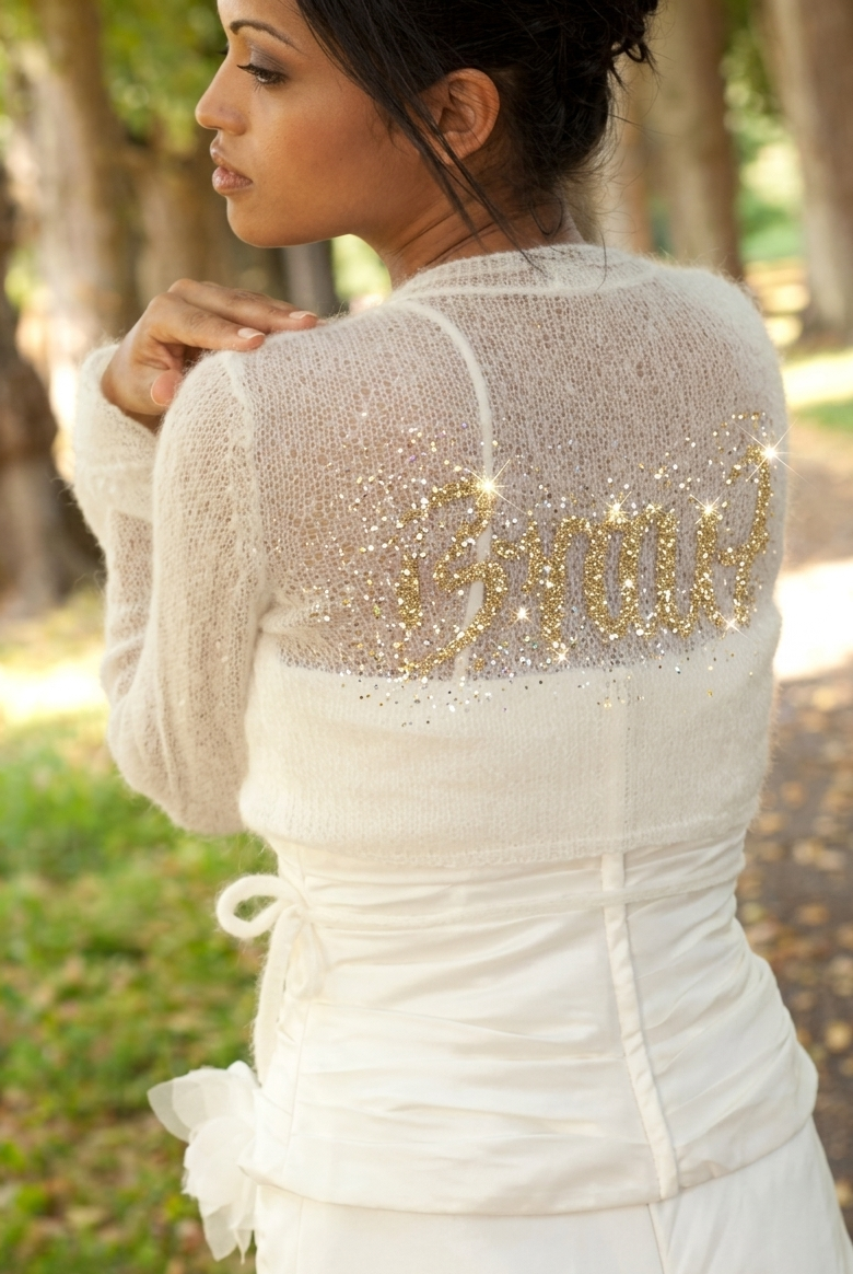Braut in gold glitzer auf Brautjacke
