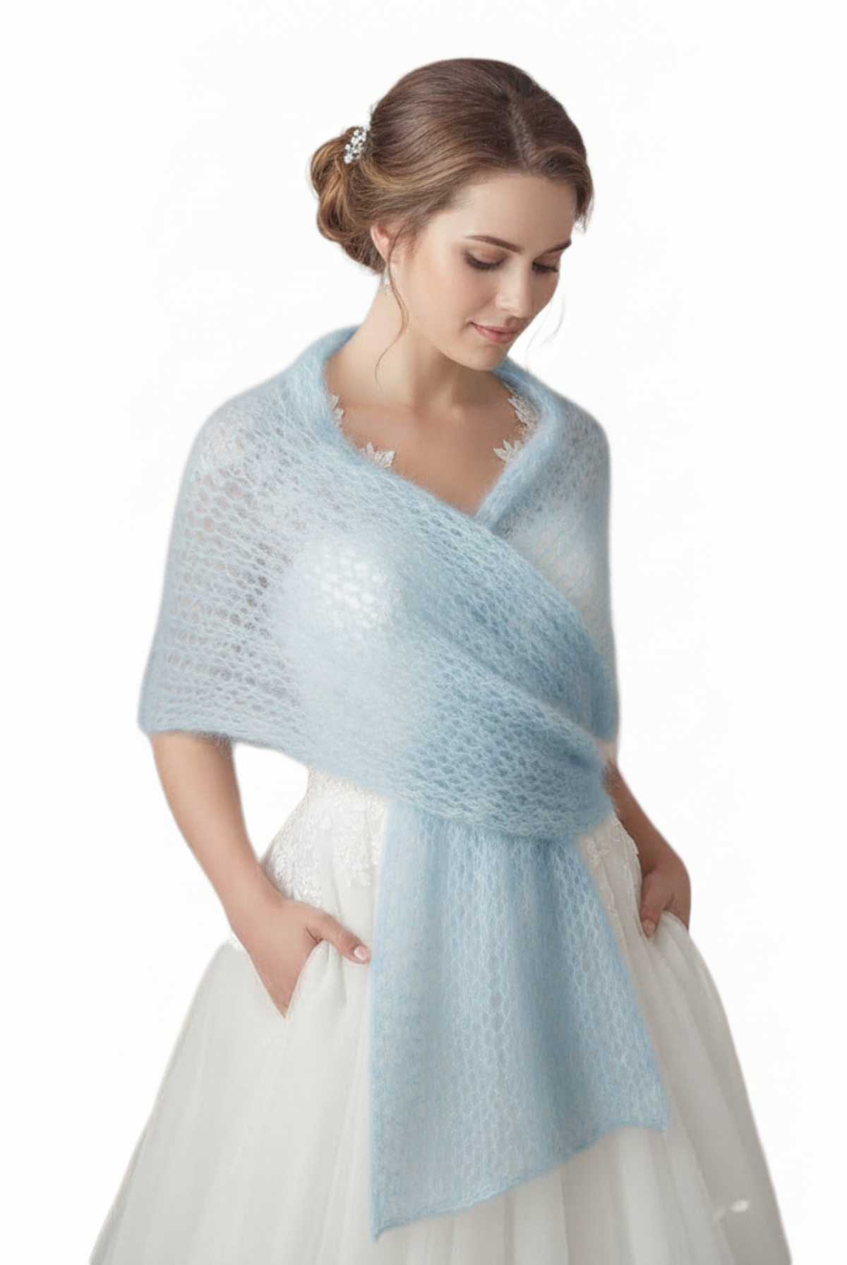 Hellblau Stola zum weißen Brautkleid von Beemohr