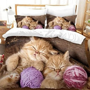 Bettbezug mit schlafenden Katzen
