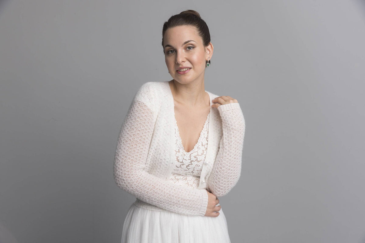 Bolero MIA im Lacemuster gestrickt mit Knöpfen aus edler weicher Wolle - Beemohr