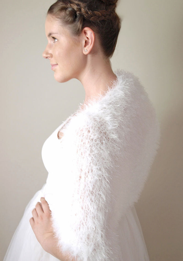 KNIT KIT für einen weiten Kuschel - Bolero FRANKA aus flauschiger Wolle - Beemohr
